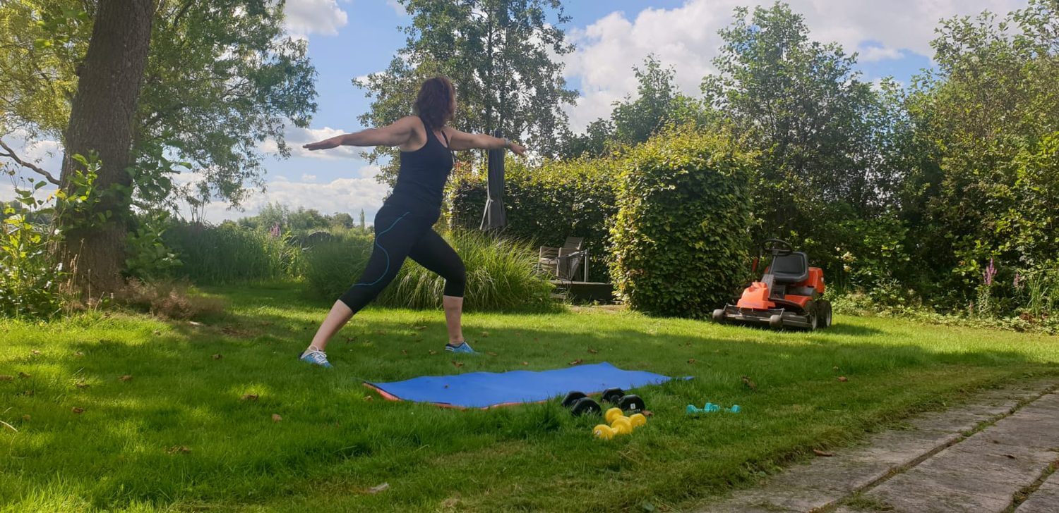 Vrouw springt op een grasveld